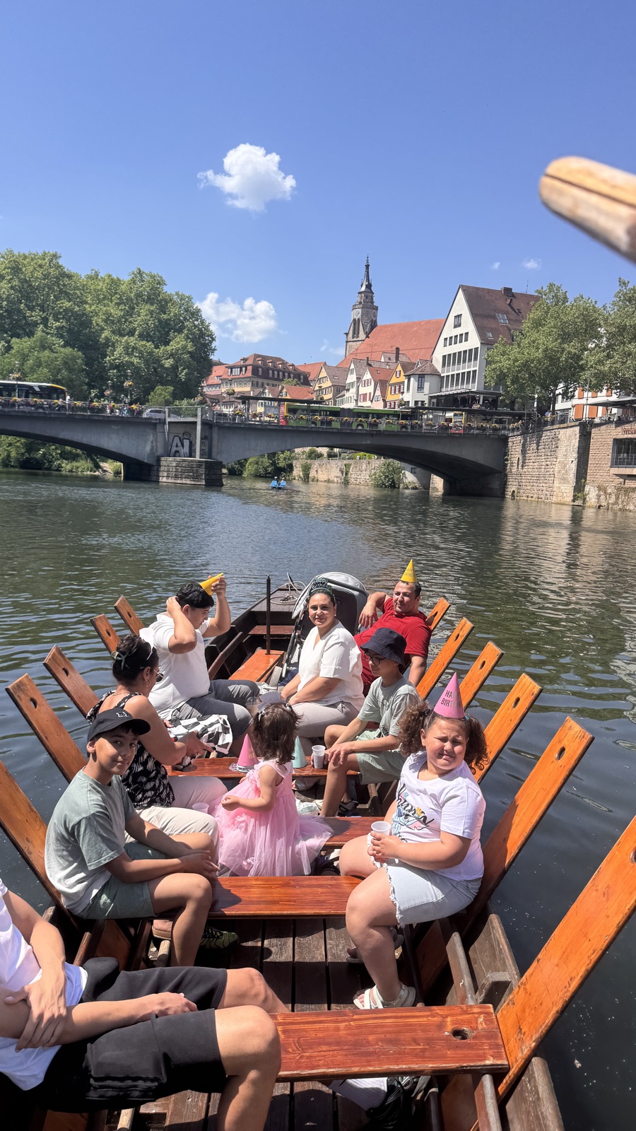 Geburtstagsfeier auf dem Stocherkahn vor der Eberhardsbrücke in Tübingen